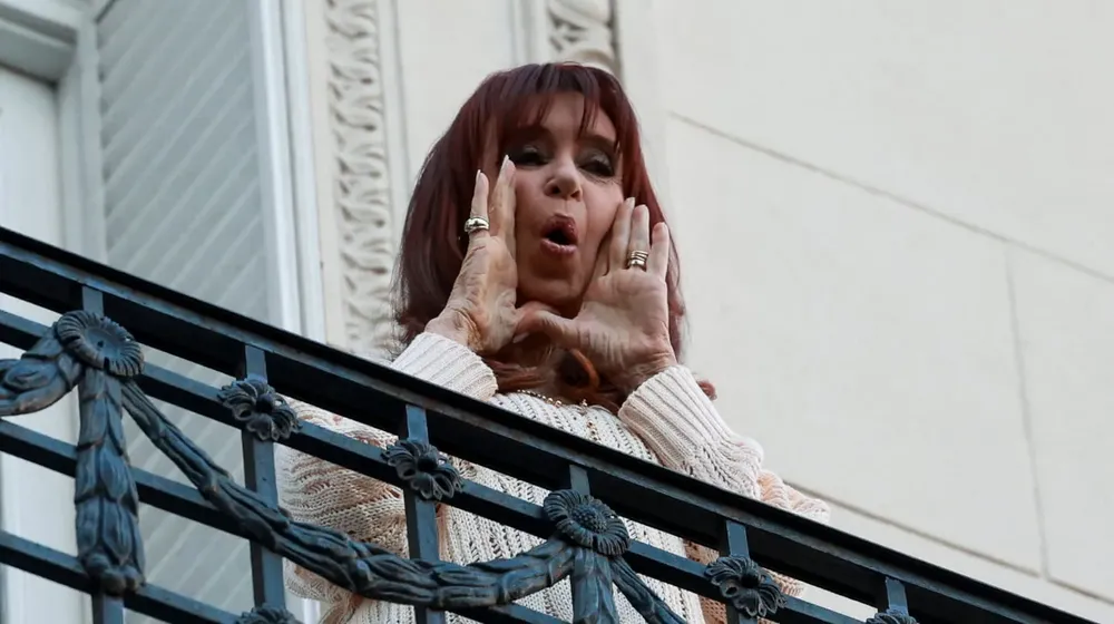 cristina-kirchner-saluda-a-la-militancia-desde-el-balcon-de-su-departamento-de-constitucion-foto-reuters-GJ2LN5SXO5BIFDN4P3TSKMTZJM
